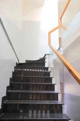 Rent the building 10 x 20 meters. The 50 million a month with the garage, the elevator.