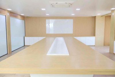 Rent the building 10 x 20 meters. The 50 million a month with the garage, the elevator.