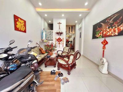 Renting the entire Thống Nhất truckhouse.
