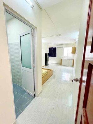 A 35-foot elevator super-size studio.