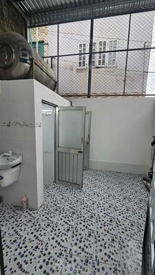 To rent clean new houses level 4 with 2 p sleeping in the front yard wide