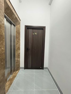 The new mini apartment is now Đỗ Xuân Hợp-- it's got a large guard, an elevator, it's going home!