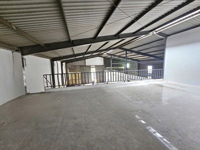 Rent the vault of 2nd street 52 B. The truck comes in. 10 x23 meters.