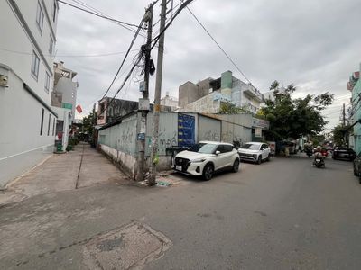 Rent the vault of 2nd street 52 B. The truck comes in. 10 x23 meters.