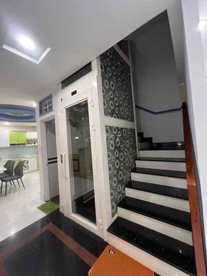 The Phú Nhuận alley house has an elevator.