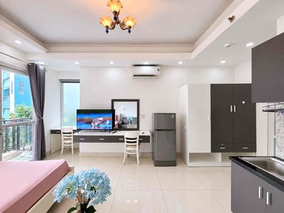 Right now! The super-splitty balcony apartment, Lê Văn Sỹ right through the Third District.