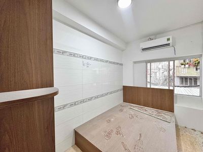 Rent two bedrooms. Two air conditioning. Two closets.
