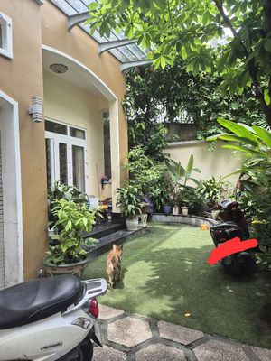 Two floors of two floors of car vaults and garden yard.