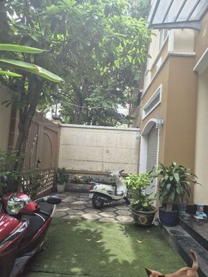 Two floors of two floors of car vaults and garden yard.