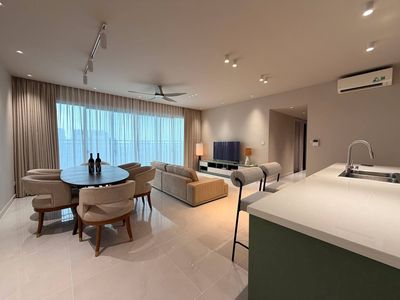 Palm Heights - rent 3 bedrooms plus, 2 view landmark 81. The empty house is right here.
