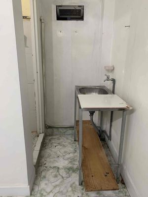 Rent a room near the Phú Nhuận stop for 2.2 million a month.
