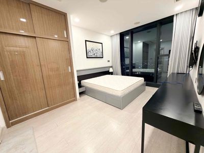 He rented a Vinhomes Golden River BaSon basket of EU-4 bedrooms.