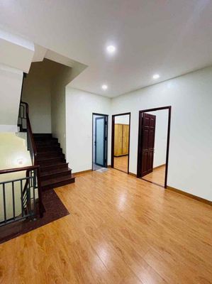 Man Thiện 100 3 bedrooms 3 toilets cost 10 million a month car lanes