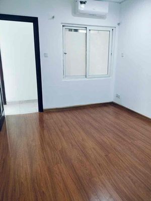 Rent room 93 m2 empty bedroom. Three air conditioning one.