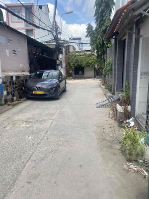 To rent the original house at the gates of the dilapidated university