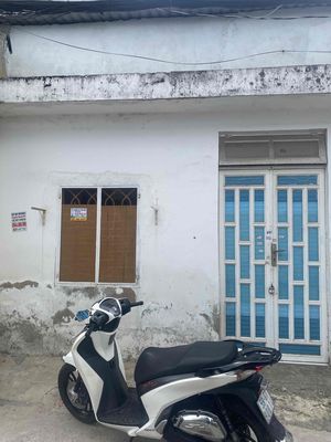 To rent the original house at the gates of the dilapidated university