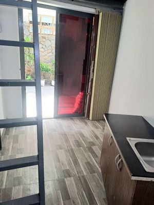 The small house is as separate as the picture, with a guard, with a car, 482/62 P.M.P.