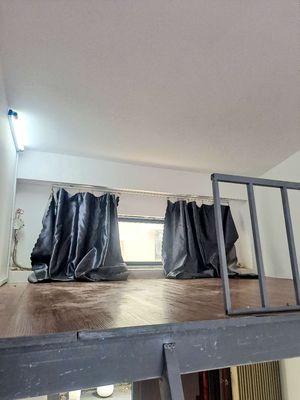 The small house is as separate as the picture, with a guard, with a car, 482/62 P.M.P.