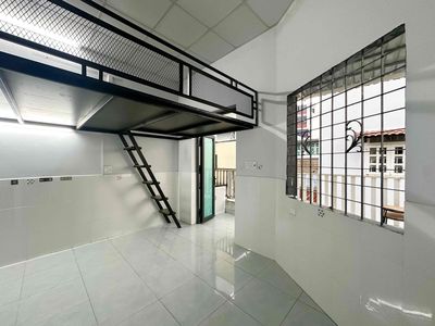 A super-split kitchen separated by Lê Văn Thọ.