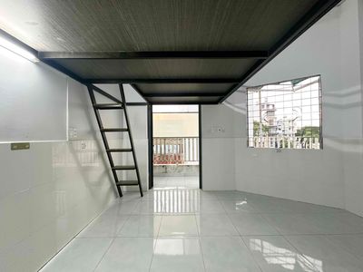 A super-split kitchen separated by Lê Văn Thọ.