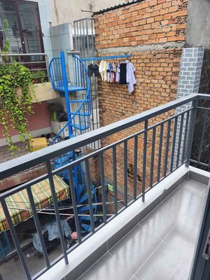 Rent the entire Bùi Văn Ba alley.