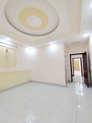 - Four stories, four stories. - Five bedrooms, six toilets. - Cold air conditioning.