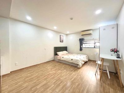 Studios are 30 meters wide, and the Great Window Door is just around Phan Xích Long.
