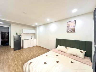 Studios are 30 meters wide, and the Great Window Door is just around Phan Xích Long.
