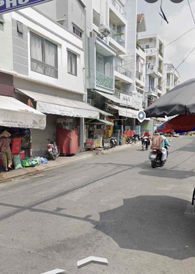 It's the owner who rents the former Bùi Văn Ba business corner, District 7