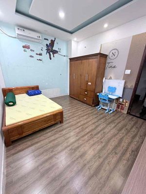 Rent room full interior upstairs. A studio style, female priority.