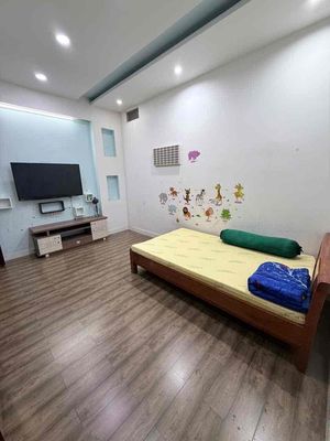 Rent room full interior upstairs. A studio style, female priority.