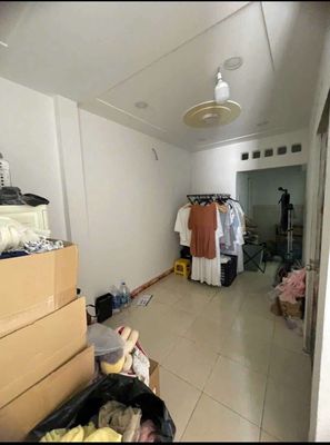 Three bedrooms, two toilets, two air conditioning. Ten million. Abracadabra 12, Bình Thạnh.