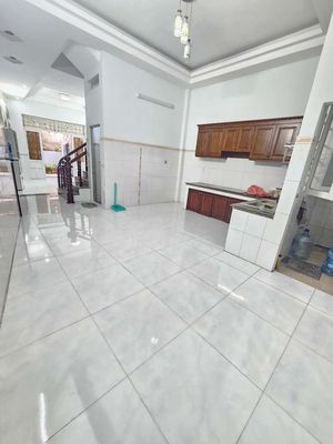 The house is wide open. Three bedrooms wide.