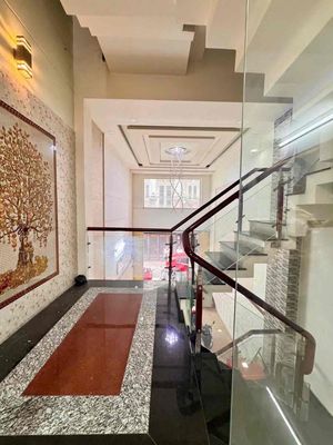 Five floors, five bedrooms, six toilets.