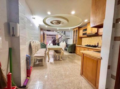 Five floors, five bedrooms, six toilets.
