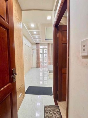 Five floors, five bedrooms, six toilets.