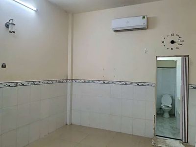The lower ground room, right at Khiếu Năng Tĩnh.