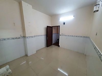 The lower ground room, right at Khiếu Năng Tĩnh.