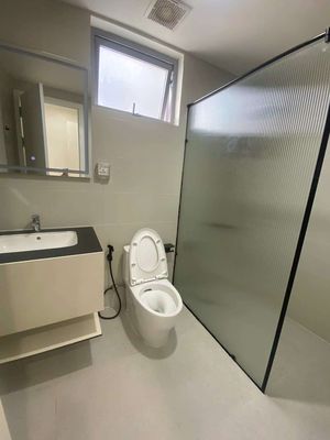 Rent the master room in two bedrooms, two Saigon South Residences toilets.