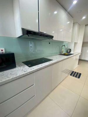Rent the master room in two bedrooms, two Saigon South Residences toilets.