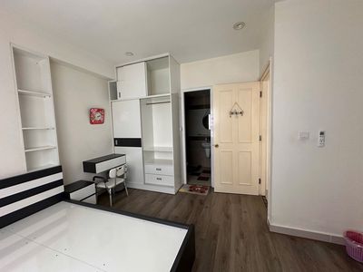 rent two bedrooms/2 of the full interior toilet - large window
