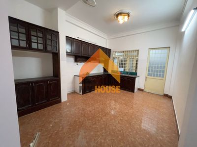 The nice little town center. Two ceilings. Four bedrooms. Only 19 very cheap fish.
