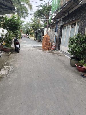Rent an alley 6 meters, free parking lot 4 x 7 meters, 5 million.