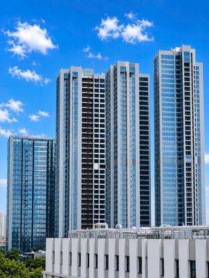 S4 is about to light a light-- who's looking for a new apartment in District 7?