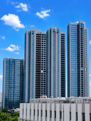S4 is about to light a light-- who's looking for a new apartment in District 7?