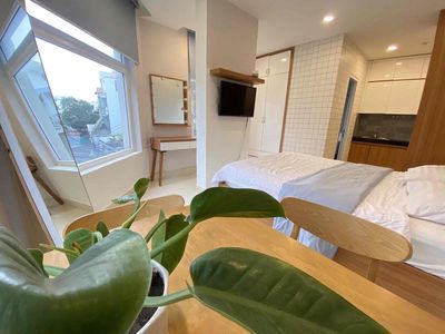 The sky window studio is near the airport.