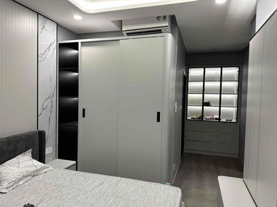He rented two rooms of Brilliant Full interior.