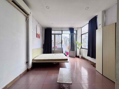 Hire Studio Balcon 25 m2 Cor. Cao Thắng District 10