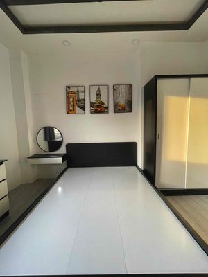The sky window apartment is full of furniture. The elevator is wide. The Phú Nhuận.