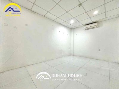The studio room has air conditioning, which is located near a four-security intersection.